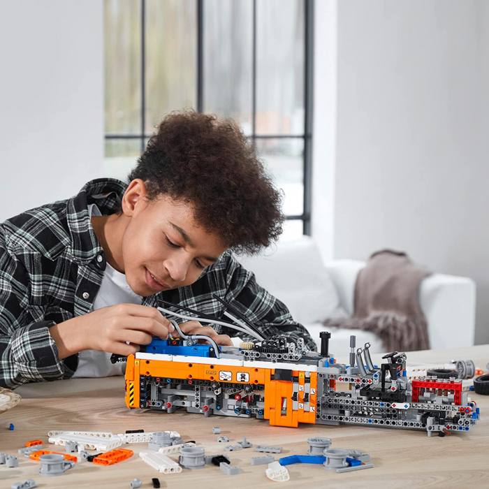 LEGO TECHNIC Camion de Remorcare de Mare Tonaj 42128 [3]