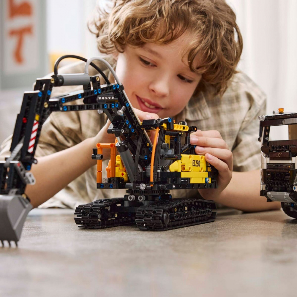 LEGO TECHNIC CAMIONUL FMX ȘI EXCAVATORUL ELECTRIC EC230 DE LA VOLVO 42175 [5]