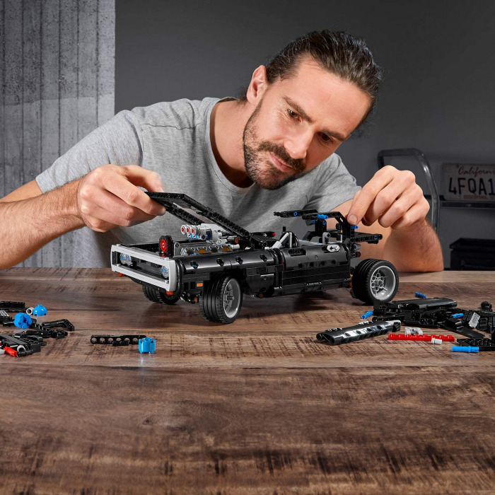 LEGO TECHNIC Dodgeul Charger a lui Dom 42111  [3]