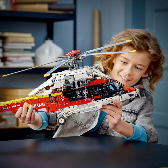 LEGO Technic Elicopter de Salvare Airbus H175 42145 [3]