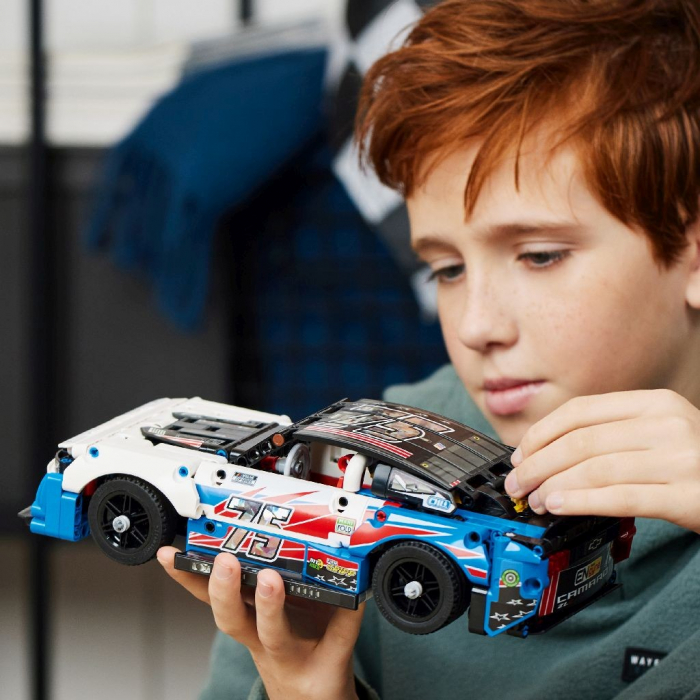 LEGO Technic NASCAR Next Gen Chevrolet Camaro ZL1 42153 [3]
