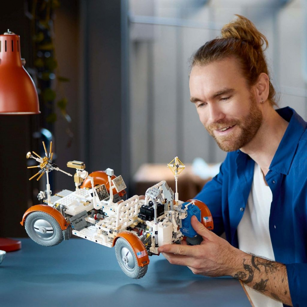 LEGO TECHNIC ROVERUL SELENAR DIN MISIUNILE NASA APOLLO 42182 [3]