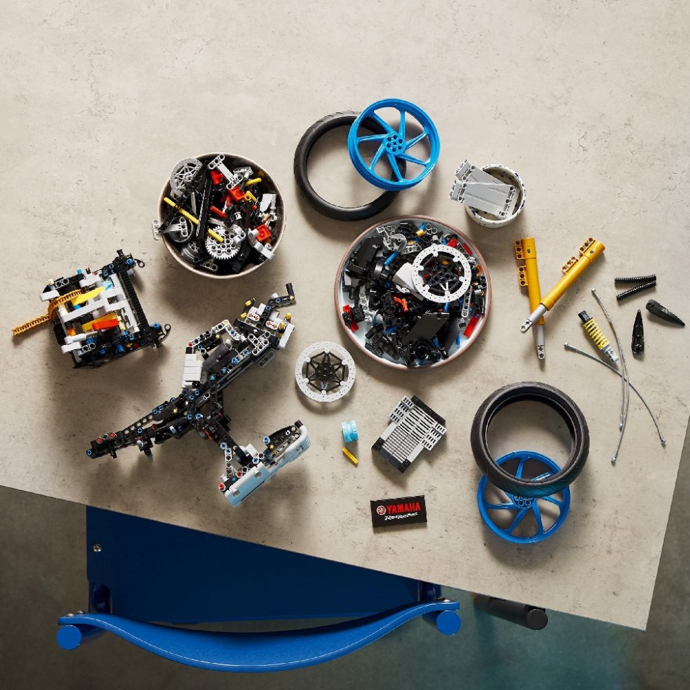 LEGO TECHNIC YAMAHA MT-10 SP 42159 [4]