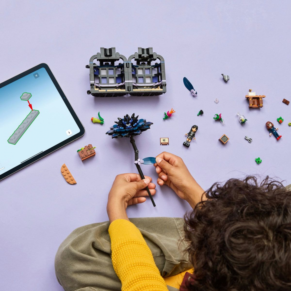 LEGO WEDNESDAY FLOARE DE DALIE NEAGRA 76784 [3]