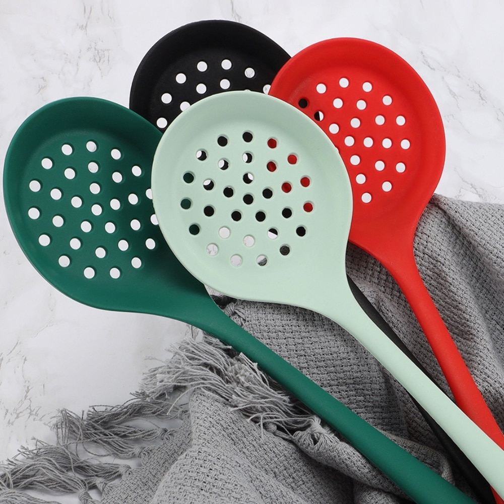 Înveselește-ți bucătăria cu Paleta de strecurare din silicon, 33x10 cm! Disponibilă în culori vibrante, această ustensilă adaugă un strop de bucurie fiecărei sesiuni de gătit.  Caracteristici:  Material: silicon alimentar, flexibil și durabil  Dimensiuni: 33 x 10 cm  Rezistentă la temperaturi ridicate  Ușor de curățat și de întreținut  Disponibilă în diverse culori atractive [5]