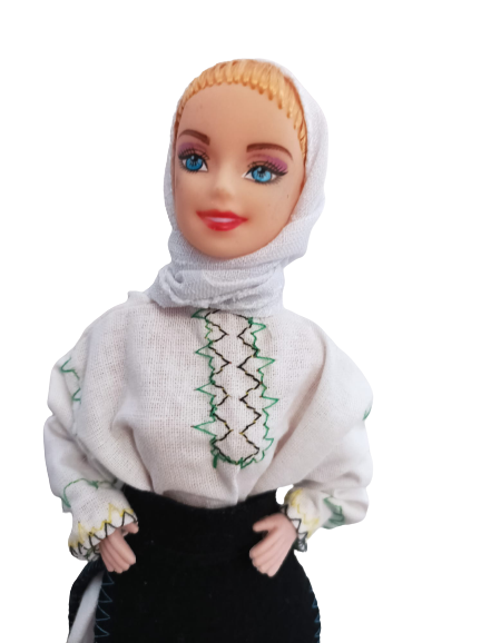 Papusa imbracata in haine traditionale [5]