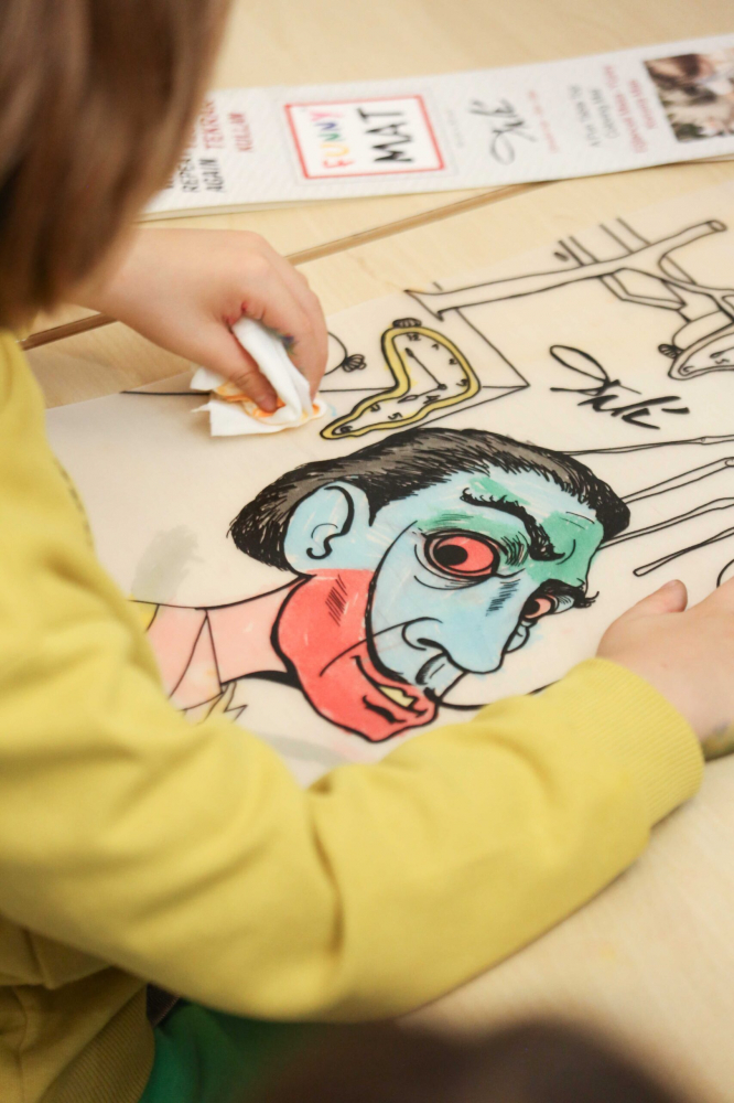 Plansa reutilizabila cu desene de colorat, model Dali,30x40 cm [3]