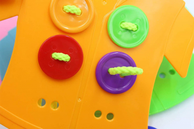 Joc din lemn cu nasturi si camasa [5]