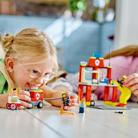 LEGO City Stația și Mașina de Pompieri 60375  [2]