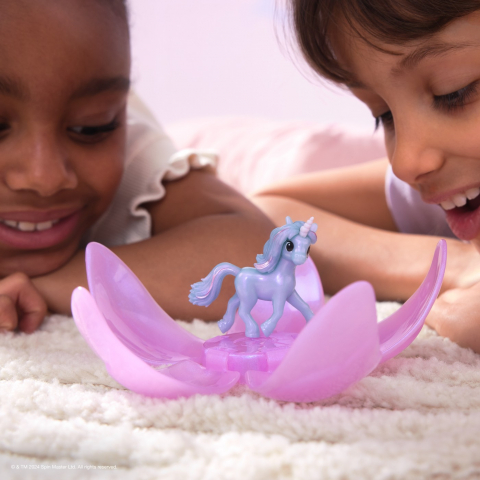 UNICORN ACADEMY FIGURINE [2]