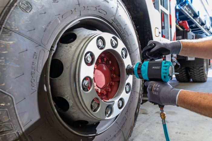 Surubelnita electrica 4-Point pivot 1", 2170 Nm, putere 1898 Nm, 5200 rev./min., consum aer: 235 l/min., greutate: 4,6 kg, lungime surubelnita: 184 mm [4]