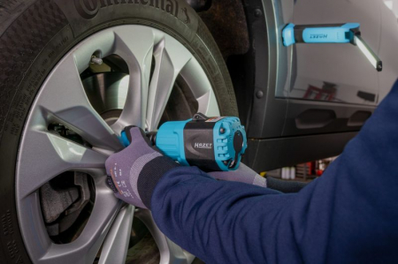 Surubelnita electrica diametru extern 1/2", 2200 Nm, putere 948 Nm, 8300 rev./min., consum aer: 243,5 l/min., greutate: 1,6 kg, lungime surubelnita: 128 mm [3]