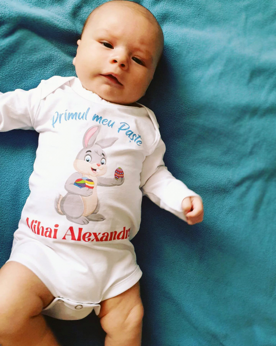 Body bebe personalizat din bumbac cu nume, Primul meu Paste, cu iepuras, pentru baietel [3]