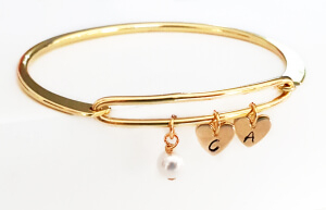 Bratara bangle placata cu aur, fixa, personalizata, cu 2 inimioare gravate cu o initiala si perla shell [4]