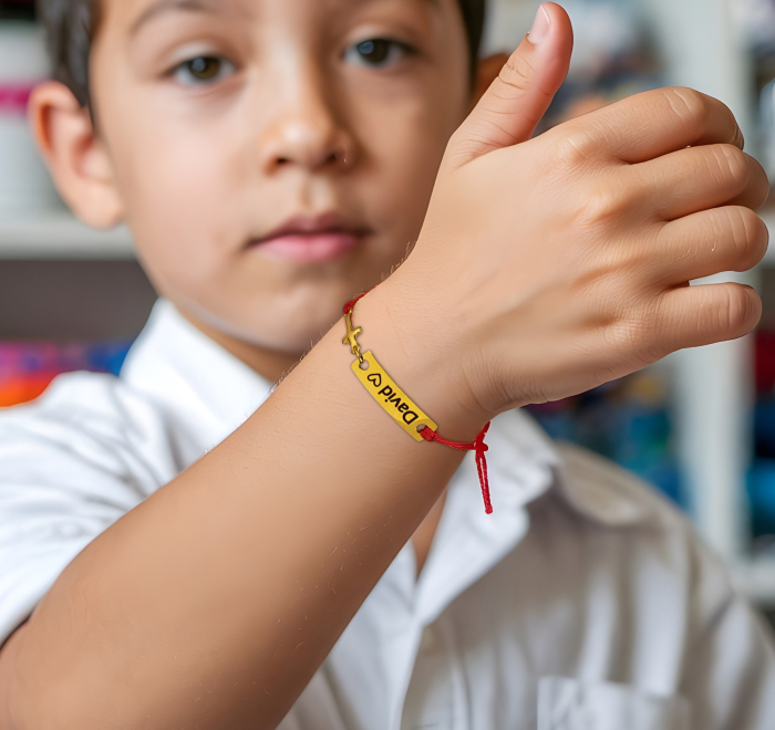 Brățară personalizată cu nume gravat și cruciuliță aurie pe șnur roșu [2]