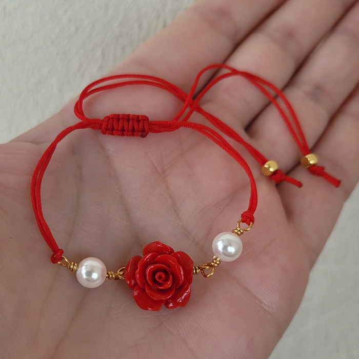 Bratara martisor cu perle shell pearl albe si coral rosu [4]