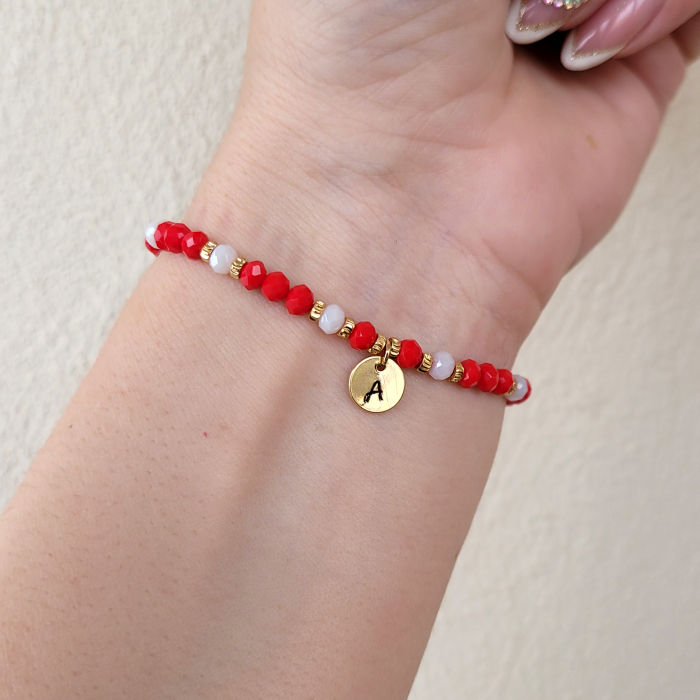 Bratara cu banut personalizat, cristale rosii si margele texturate placate cu aur de 18K [2]