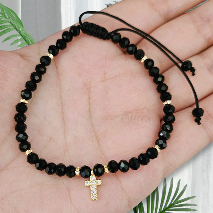 Descoperă frumusețea și eleganța discretă a acestei brățări cu cruciuliță și cristale negre, accesoriul perfect pentru femeile care iubesc combinația dintre stil modern și simboluri cu semnificație spirituală. [11]