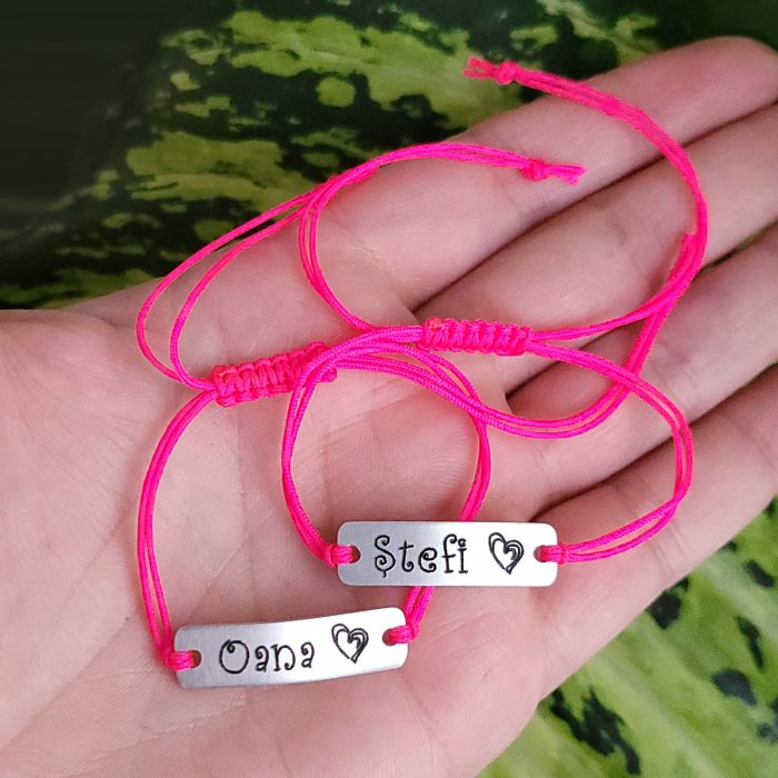 Bratara Curlz personalizata, cu nume gravat pe placuta din aluminiu argintiu, cu snur special si ajustabil, potrivita pentru cupluri [2]