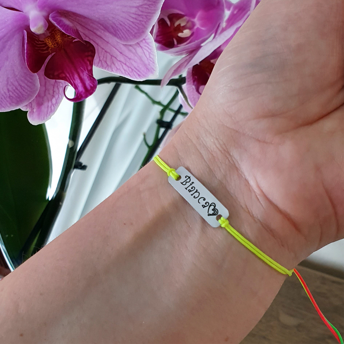 Bratara Curlz personalizata, cu nume gravat pe placuta din aluminiu argintiu, cu snur special si ajustabil, potrivita pentru cupluri [6]
