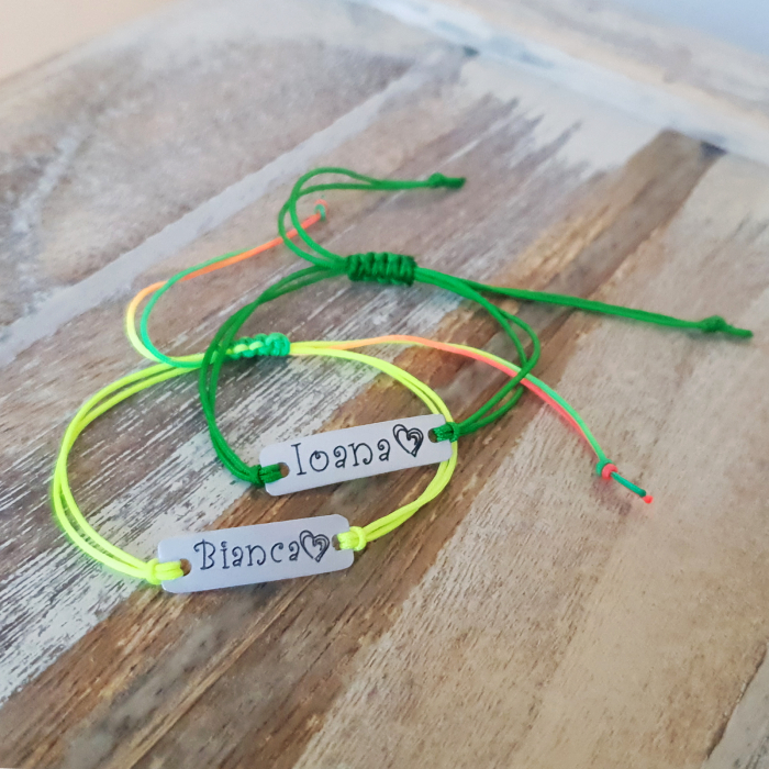 Bratara Curlz personalizata, cu nume gravat pe placuta din aluminiu argintiu, cu snur special si ajustabil, potrivita pentru cupluri [5]