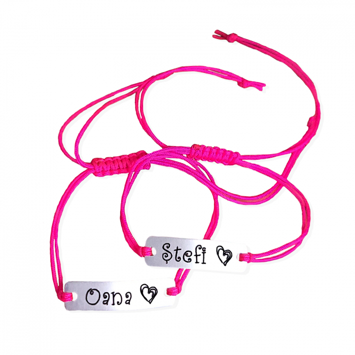 Bratara Curlz personalizata, cu nume gravat pe placuta din aluminiu argintiu, cu snur special si ajustabil, potrivita pentru cupluri [4]