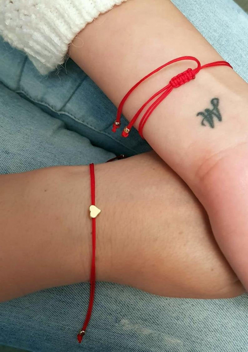 Bratara inimioara placata cu aur cu snur ajustabil cu inchidere macrame. [9]