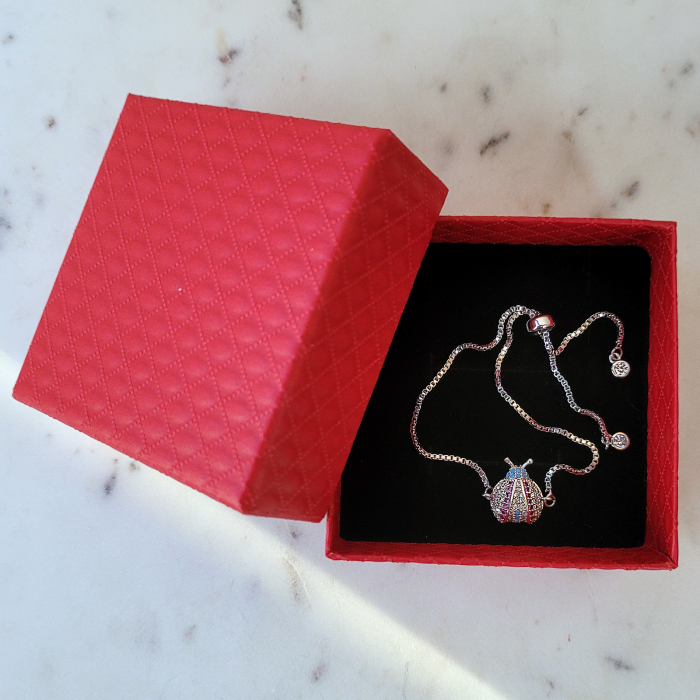 Bratara Martisor buburuza, placat cu platina, decorata cu cristale Cubic Zirconia [6]