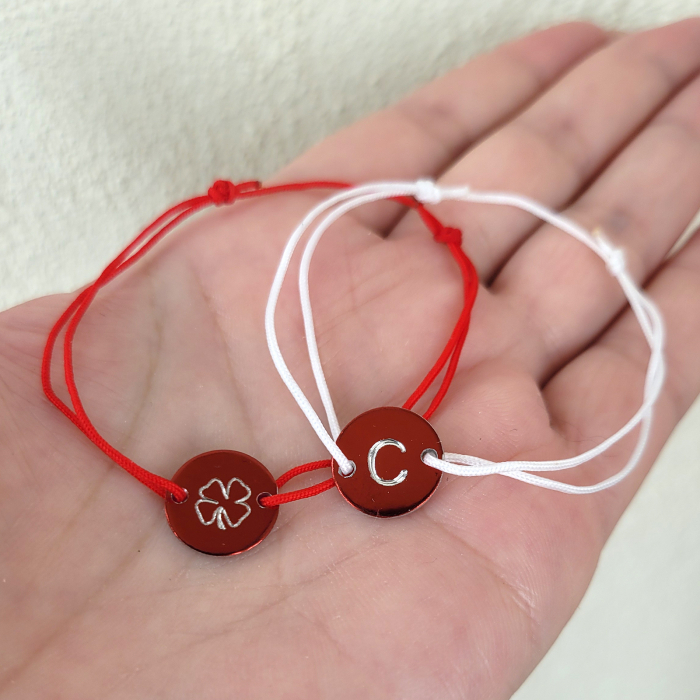 Bratara Martisor personalizata cu initiala sau trifoi, gravata pe banut rosu, cu snur ajustabil [2]