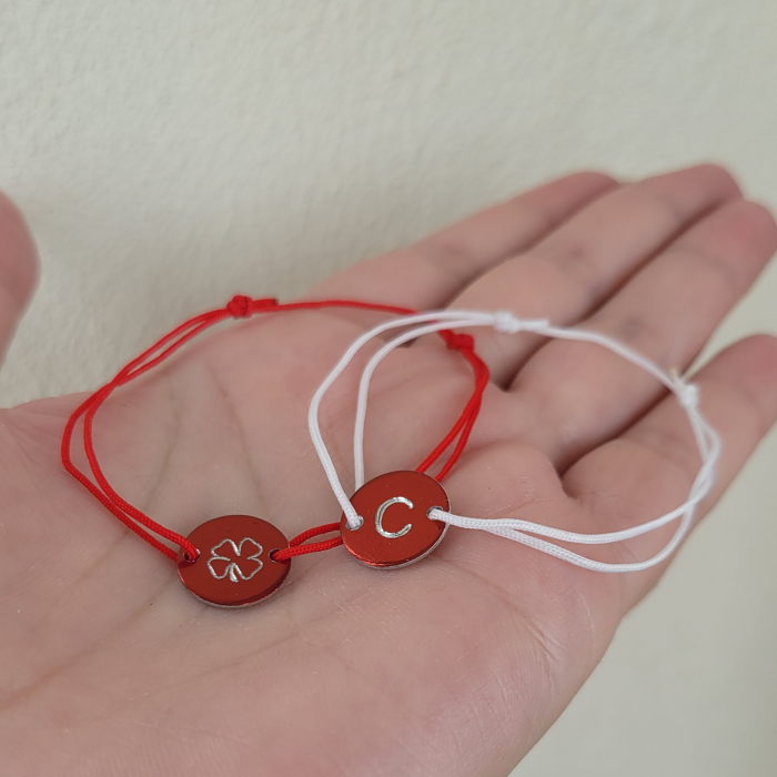 Bratara Martisor personalizata cu initiala sau trifoi, gravata pe banut rosu, cu snur ajustabil [3]