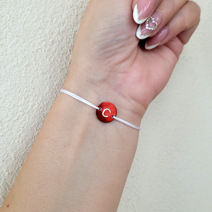 Bratara Martisor personalizata cu initiala sau trifoi, gravata pe banut rosu, cu snur ajustabil [6]