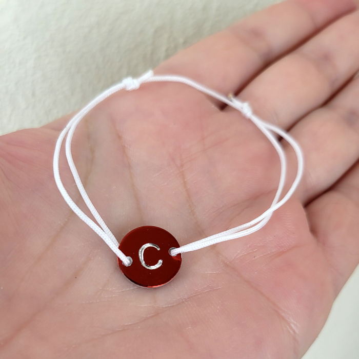 Bratara Martisor personalizata cu initiala sau trifoi, gravata pe banut rosu, cu snur ajustabil [5]