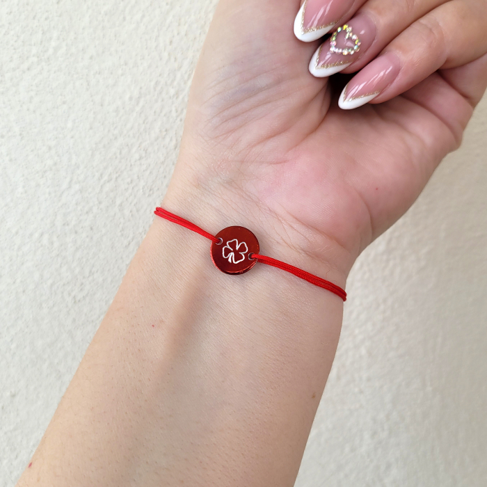 Bratara Martisor personalizata cu initiala sau trifoi, gravata pe banut rosu, cu snur ajustabil [4]
