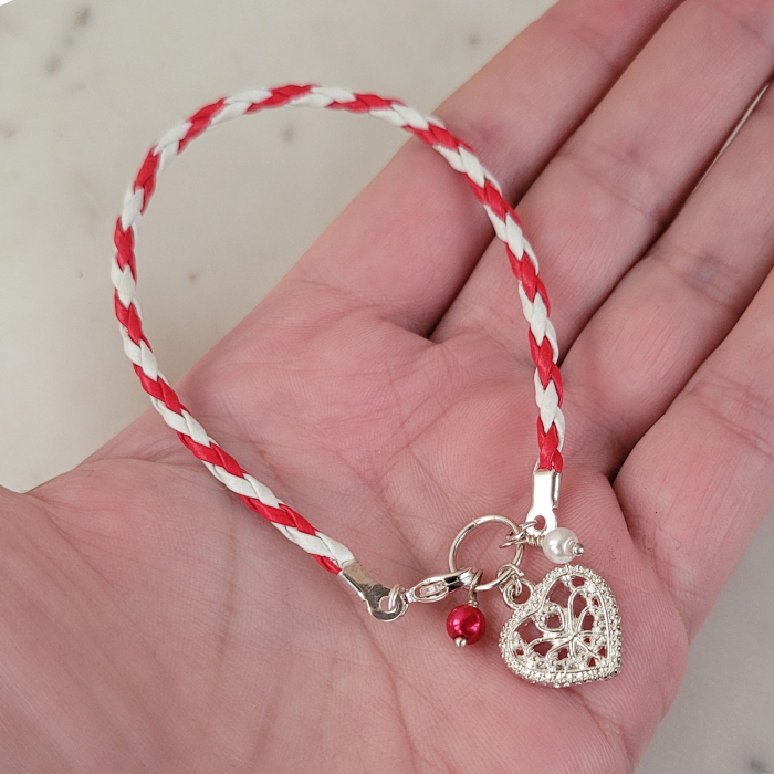 Bratara martisor cu snur impletit alb si rosu, charm inimioara si perlute [2]