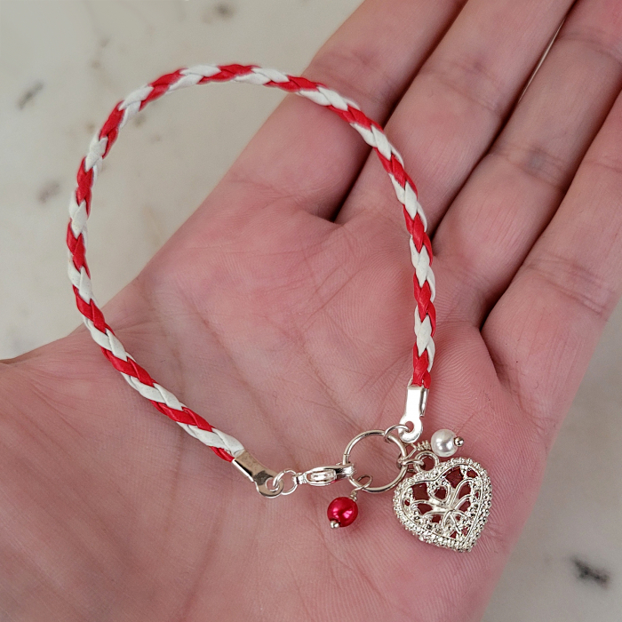 Bratara martisor cu snur impletit alb si rosu, charm inimioara si perlute [5]