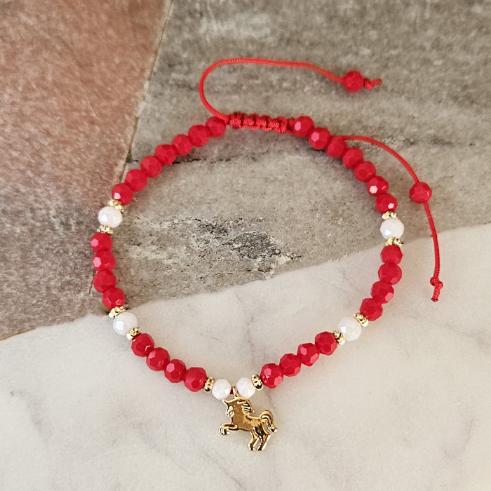 Bratara martisor cu unicorn, cristale rosii si margele texturate placate cu aur de 18K [3]