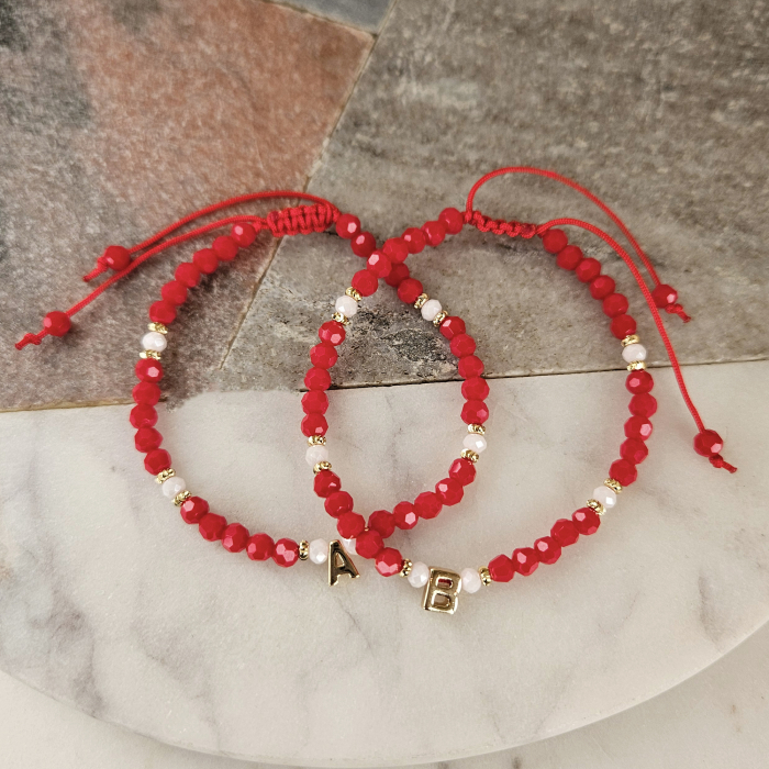 Bratara martisor cu initiala cristale rosii si margele texturate placate cu aur de 18K [8]