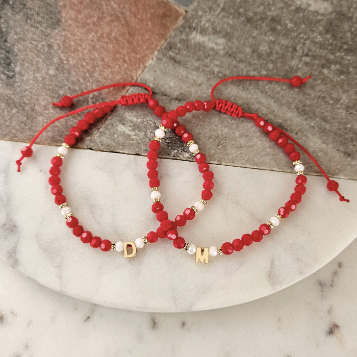 Bratara martisor cu initiala cristale rosii si margele texturate placate cu aur de 18K [3]