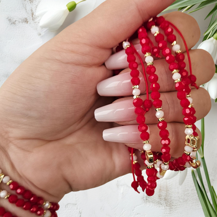 Bratara martisor cu initiala cristale rosii si margele texturate placate cu aur de 18K [7]