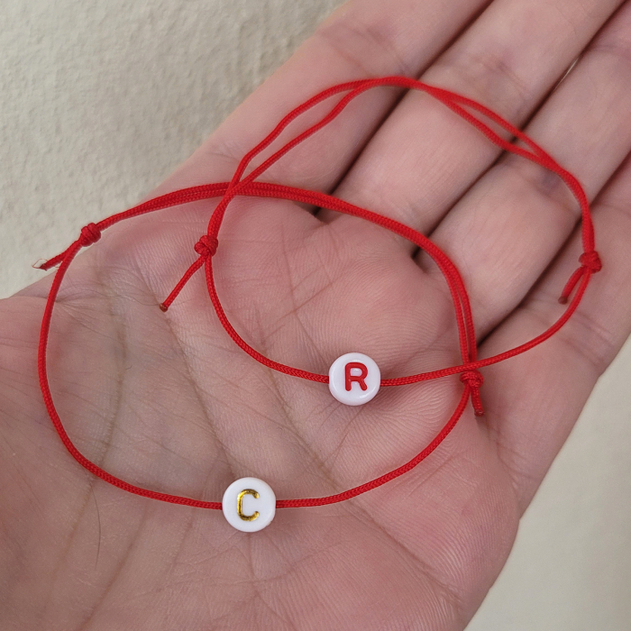 Bratara Martisor cu initiala aurie si snur ajustabil rosu [4]