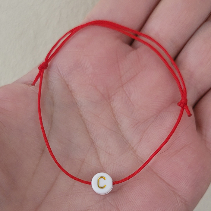 Bratara Martisor cu initiala aurie si snur ajustabil rosu [3]