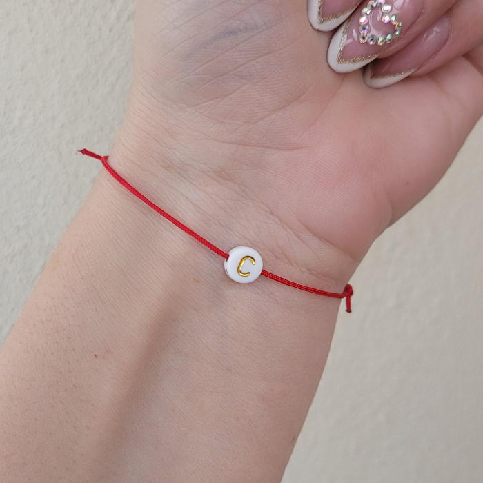 Bratara Martisor cu initiala aurie si snur ajustabil rosu [2]