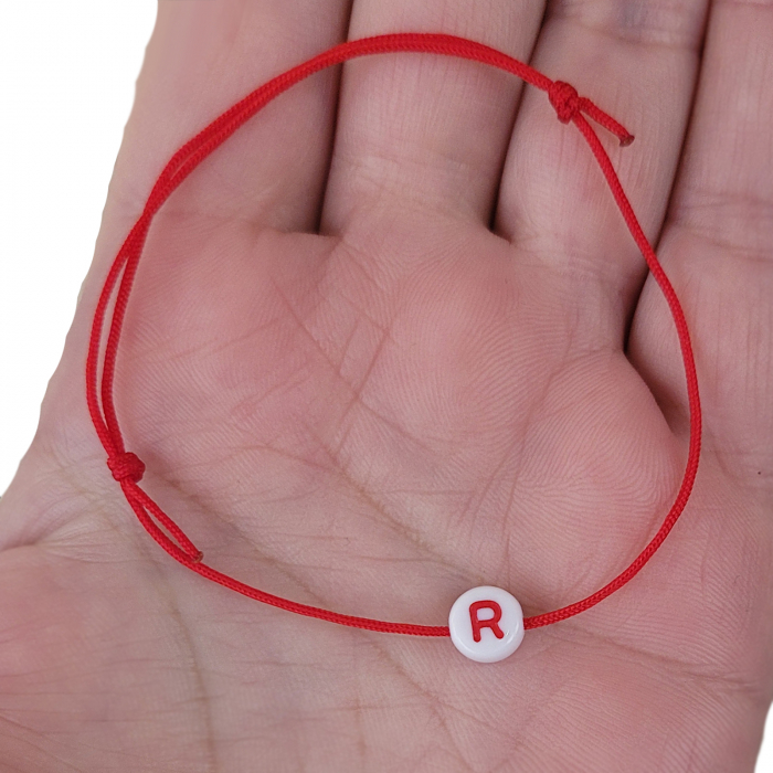 Bratara Martisor cu initiala rosie si snur ajustabil rosu [2]