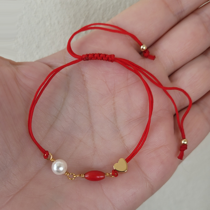 Bratara Martisor cu perle de cultura albe, coral rosu si inimioara placata cu aur de 18K [2]