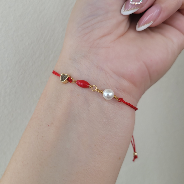 Bratara Martisor cu perle de cultura albe, coral rosu si inimioara placata cu aur de 18K [5]