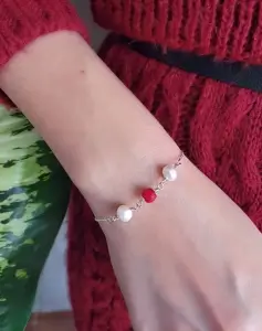 Bratara Martisor cu perle de cultura albe si coral rosu, placata cu argint [3]