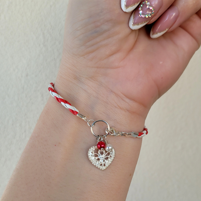 Bratara martisor cu snur impletit alb si rosu, charm inimioara si perlute [3]