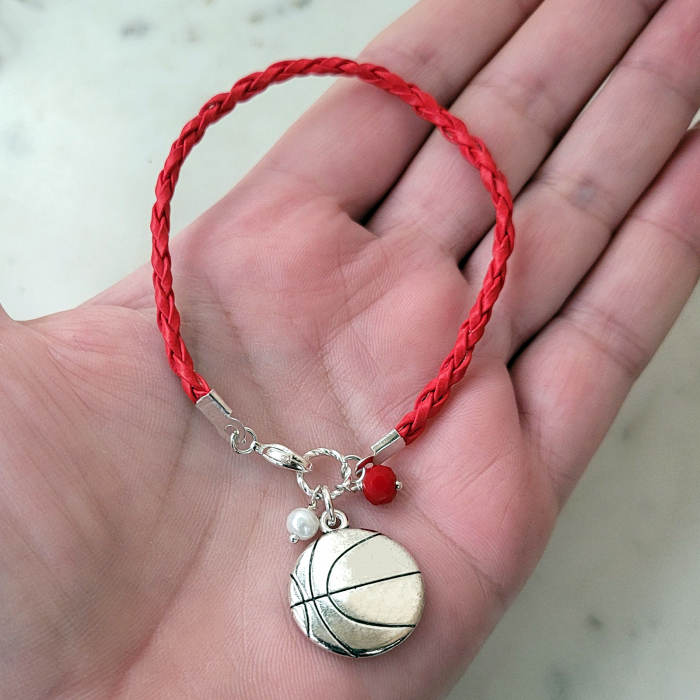 Bratara martisor cu snur impletit rosu, charm minge de baschet si perlute [2]