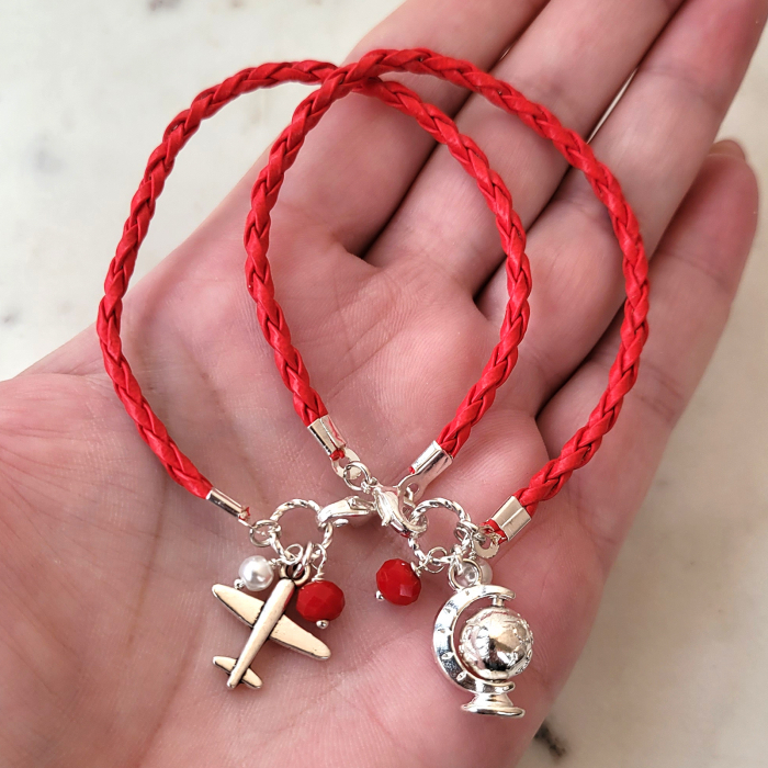 Bratara martisor cu snur impletit rosu, charm avion si perlute [6]
