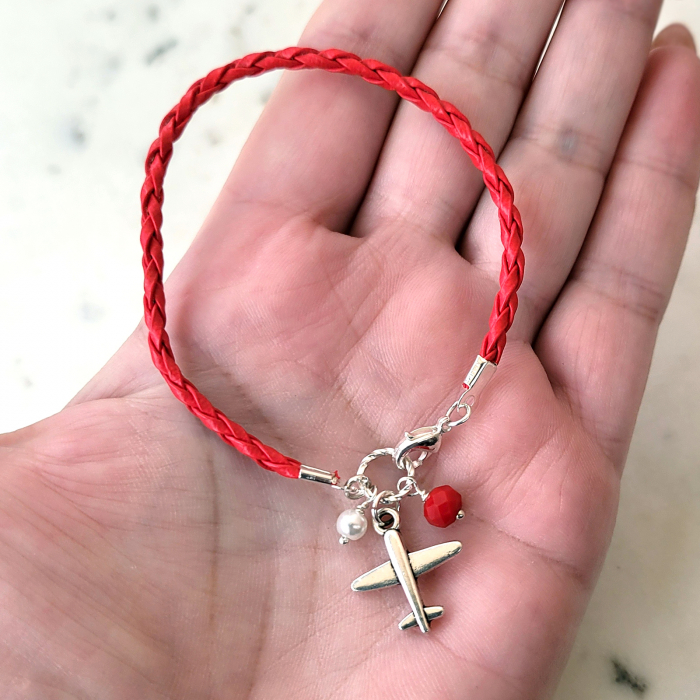 Bratara martisor cu snur impletit rosu, charm avion si perlute [4]